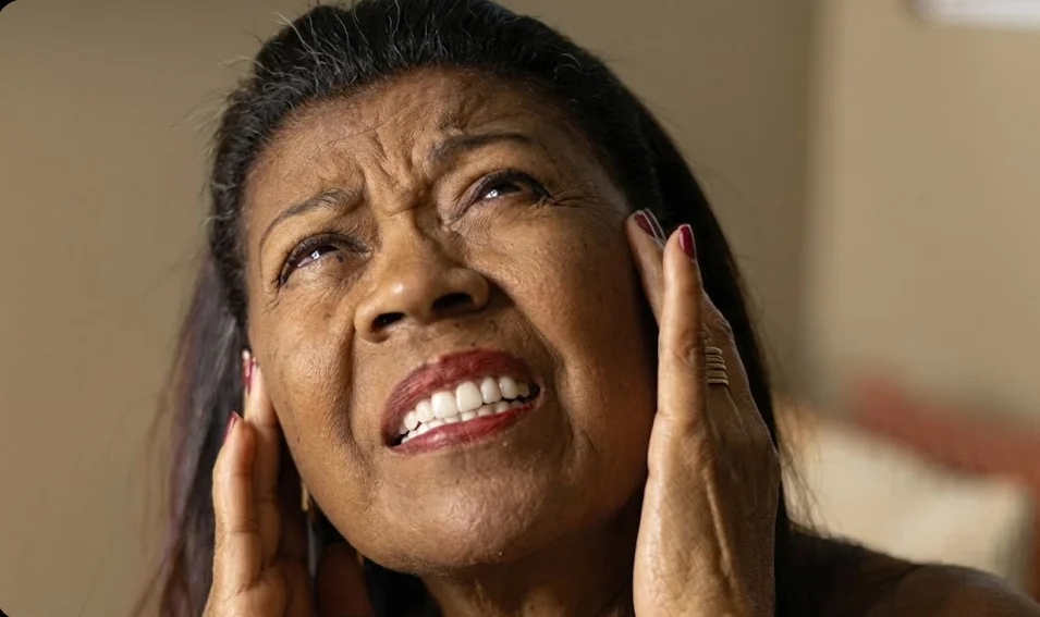 Mulher com dor na mandíbula causada pelo bruxismo